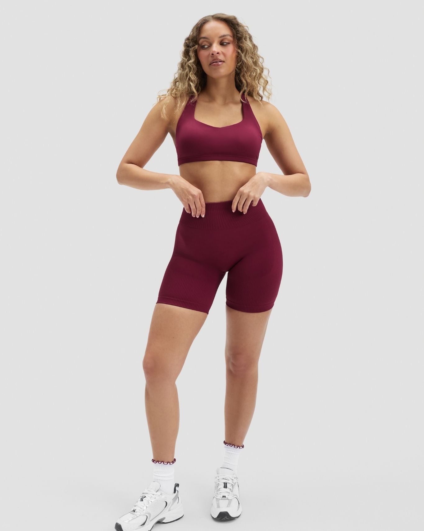 Elevate™ | Figurformende High-Waist-Scrunch-Shorts | Kirschbeere