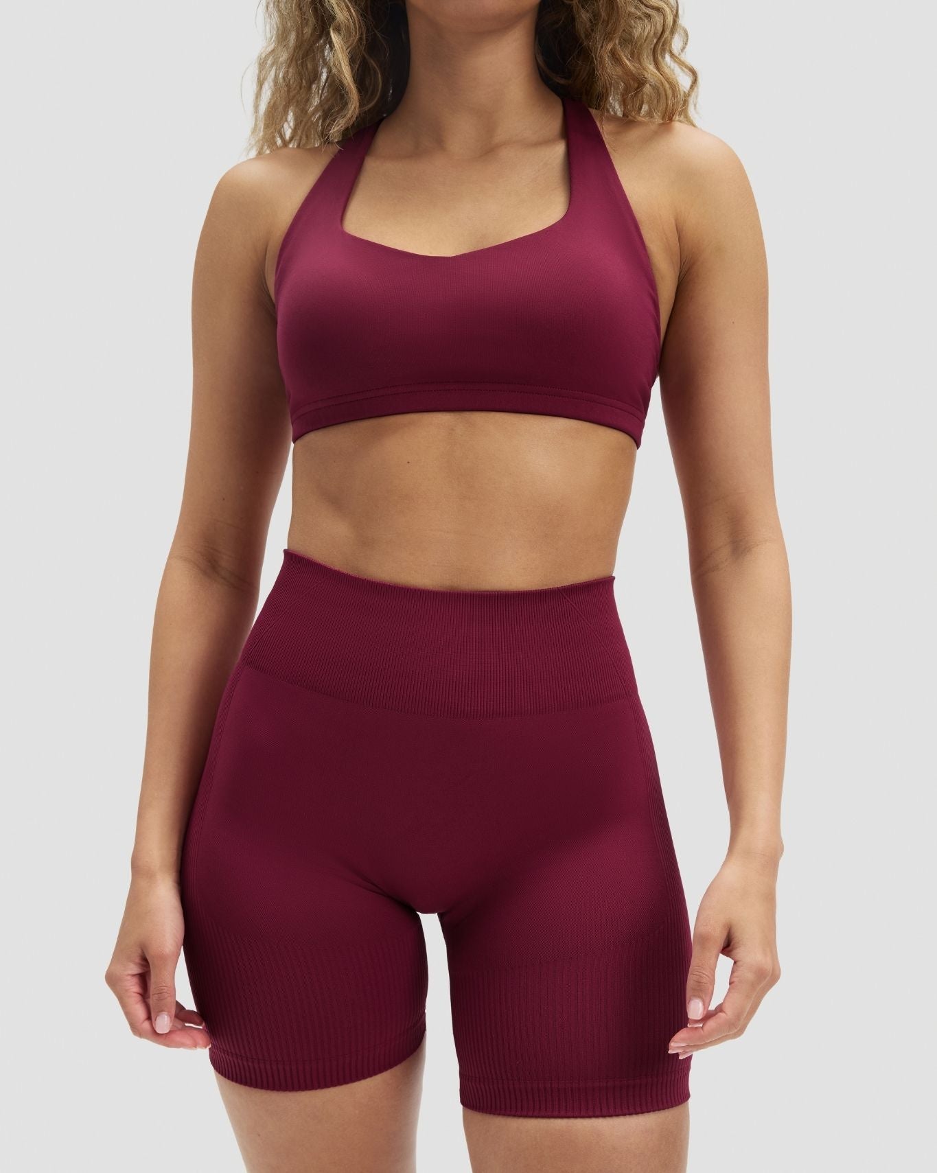 Elevate™ | Figurformende High-Waist-Scrunch-Shorts | Kirschbeere