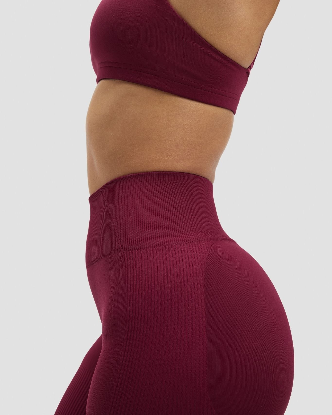 Elevate™ | Figurformende High-Waist-Scrunch-Shorts | Kirschbeere