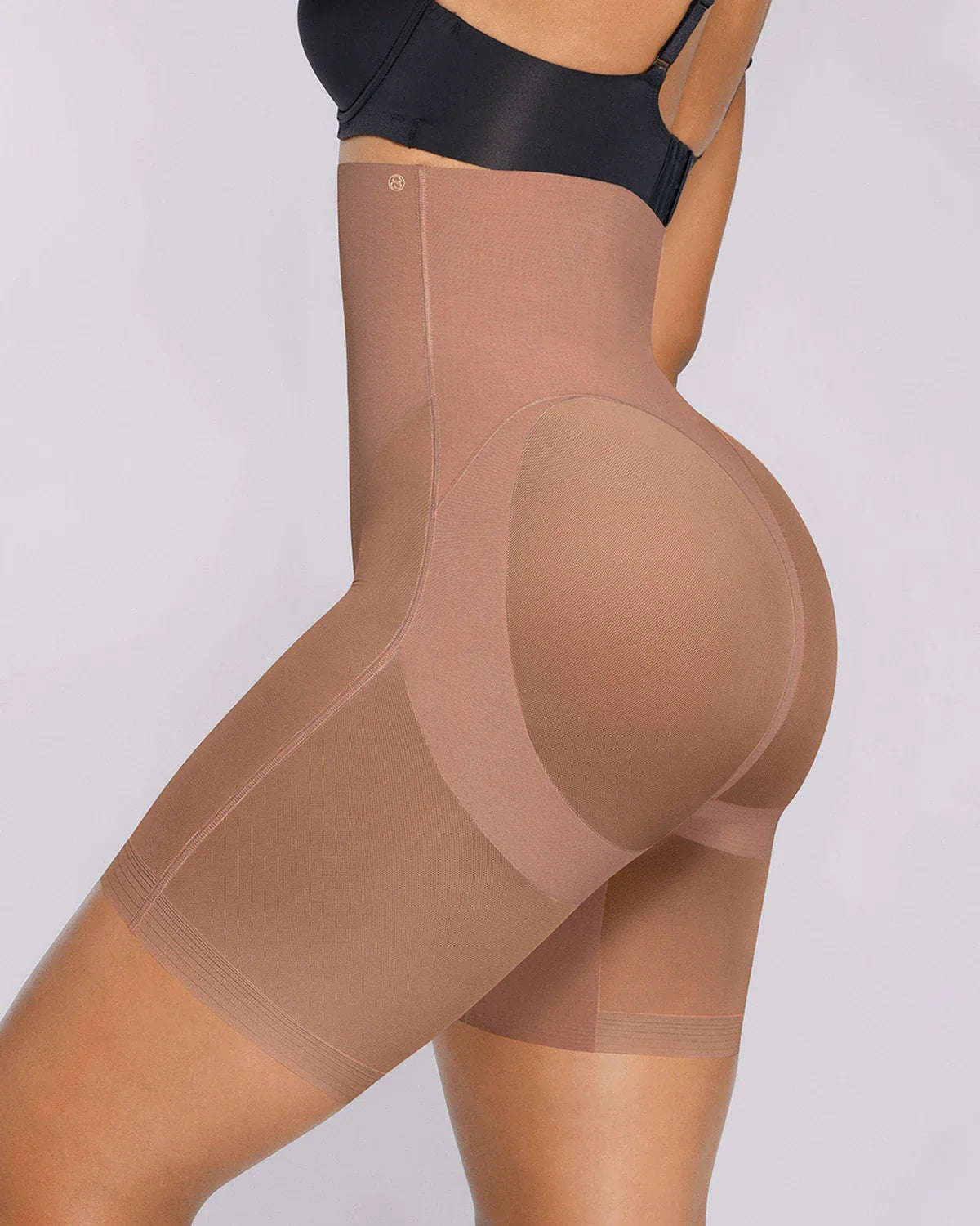 MeshSmooth™ | Hochgeschnittene, mittellange Shorts