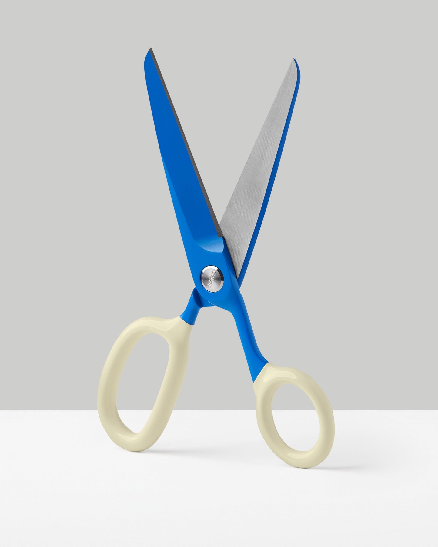 ColoraCut™ – Präzisionsschere für kreative Projekte & Styling
