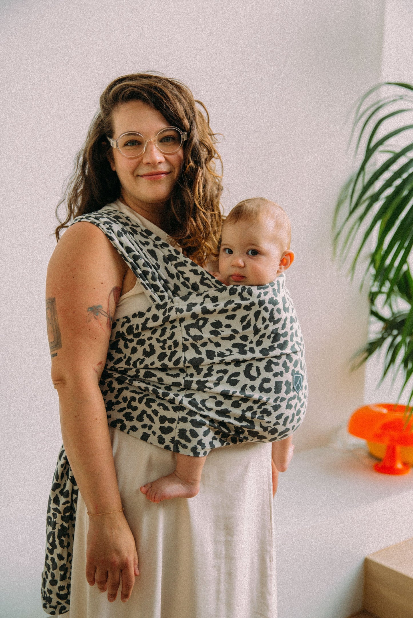 CUDDLE BAND | Babytragetuch für Neugeborene | Leopardenmuster