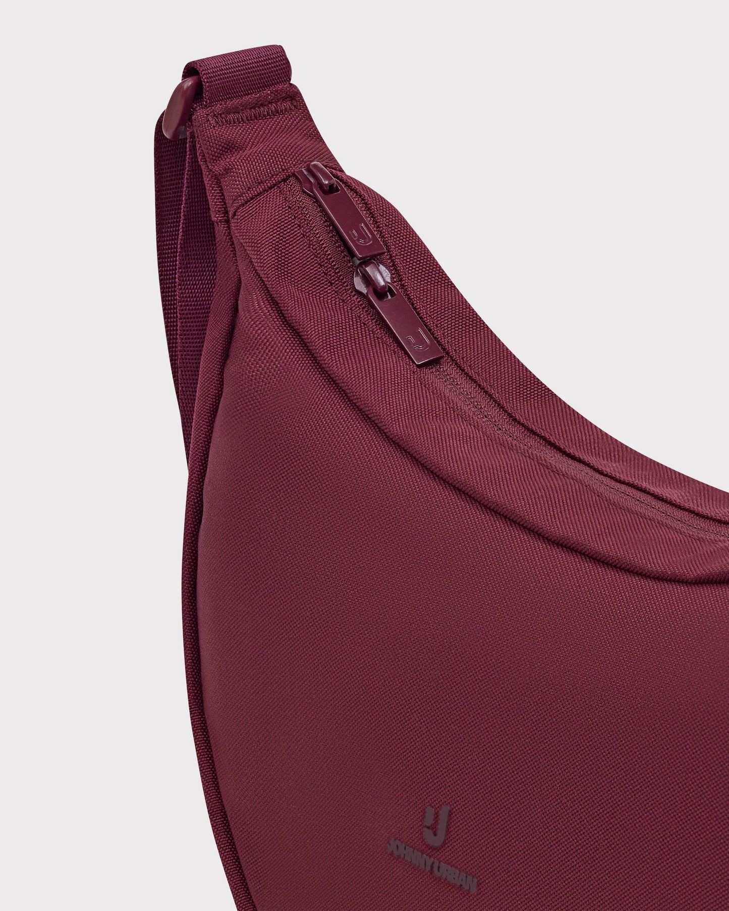 Die Ally Medium Half-Moon-Tasche sorgt für Ordnung bei den täglichen Essentials