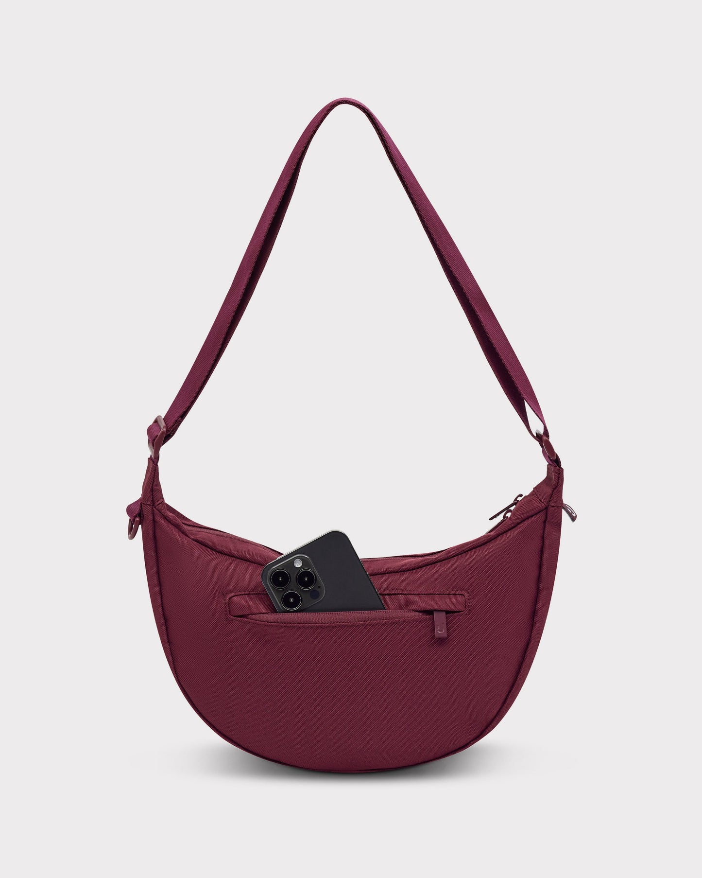 Die Ally Medium Half-Moon-Tasche sorgt für Ordnung bei den täglichen Essentials