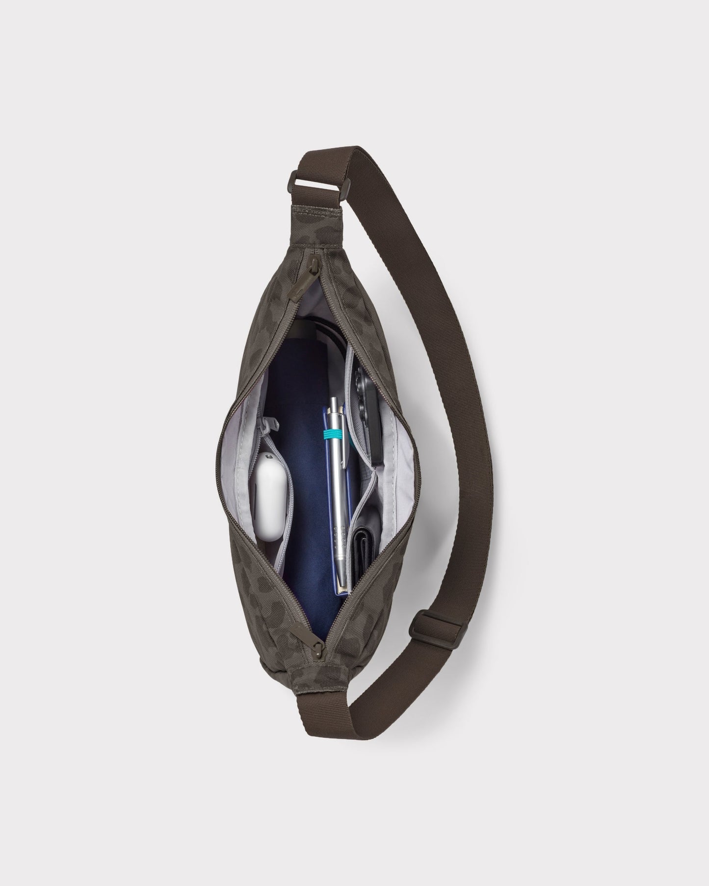 Die Ally Medium Half-Moon-Tasche sorgt für Ordnung bei den täglichen Essentials