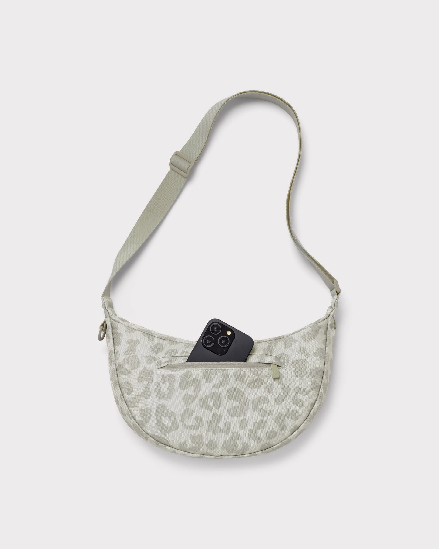 Die Ally Medium Half-Moon-Tasche sorgt für Ordnung bei den täglichen Essentials