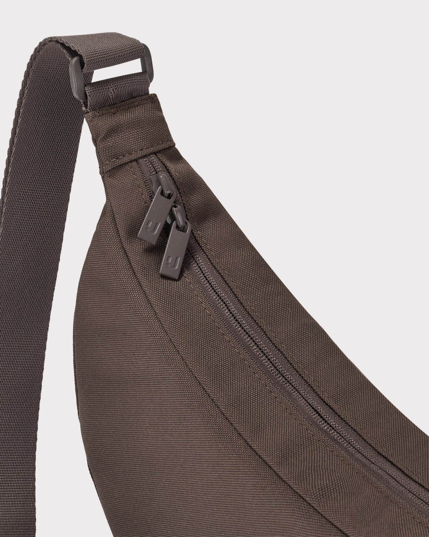 Die Ally Medium Half-Moon-Tasche sorgt für Ordnung bei den täglichen Essentials