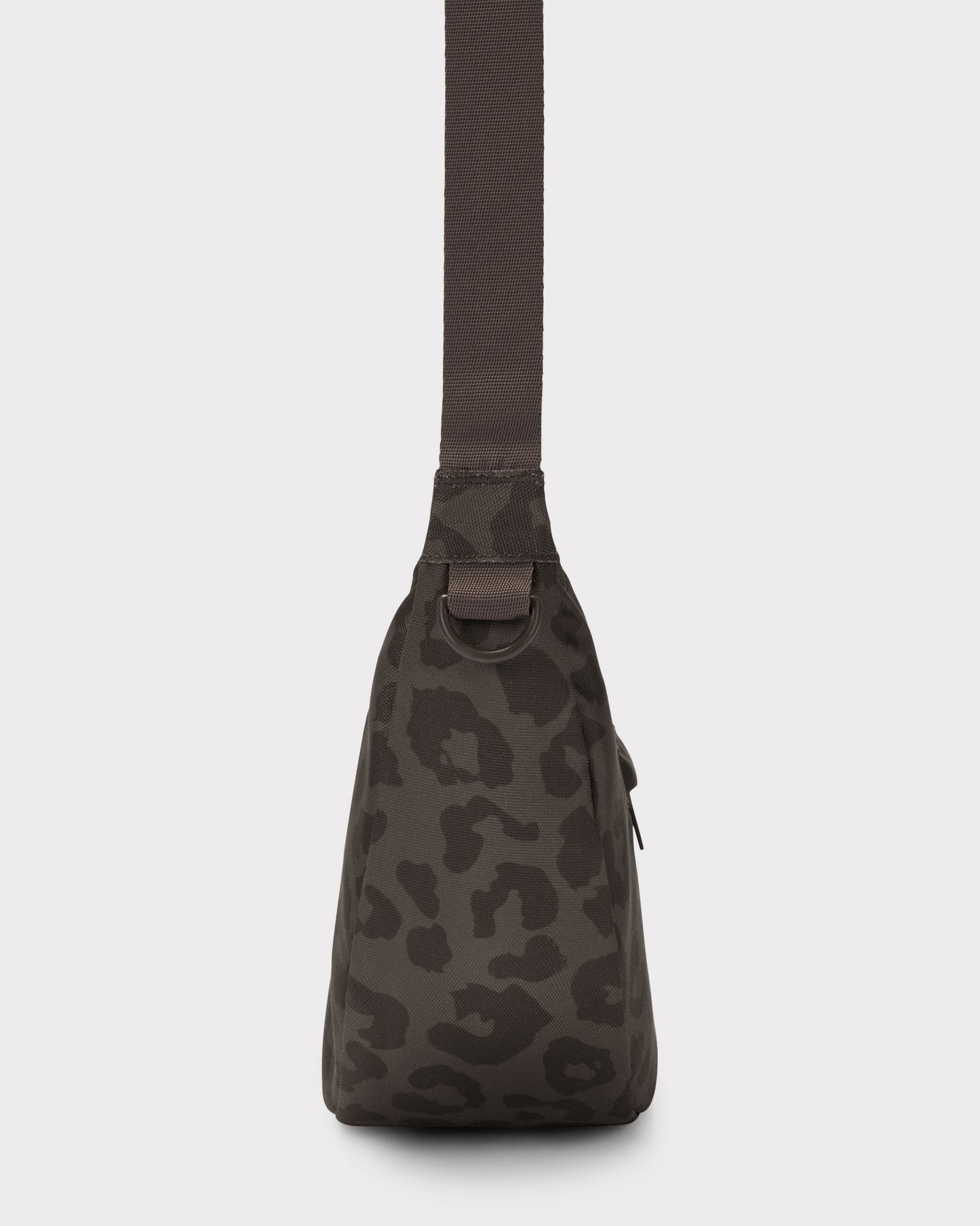 Die Ally Medium Half-Moon-Tasche sorgt für Ordnung bei den täglichen Essentials