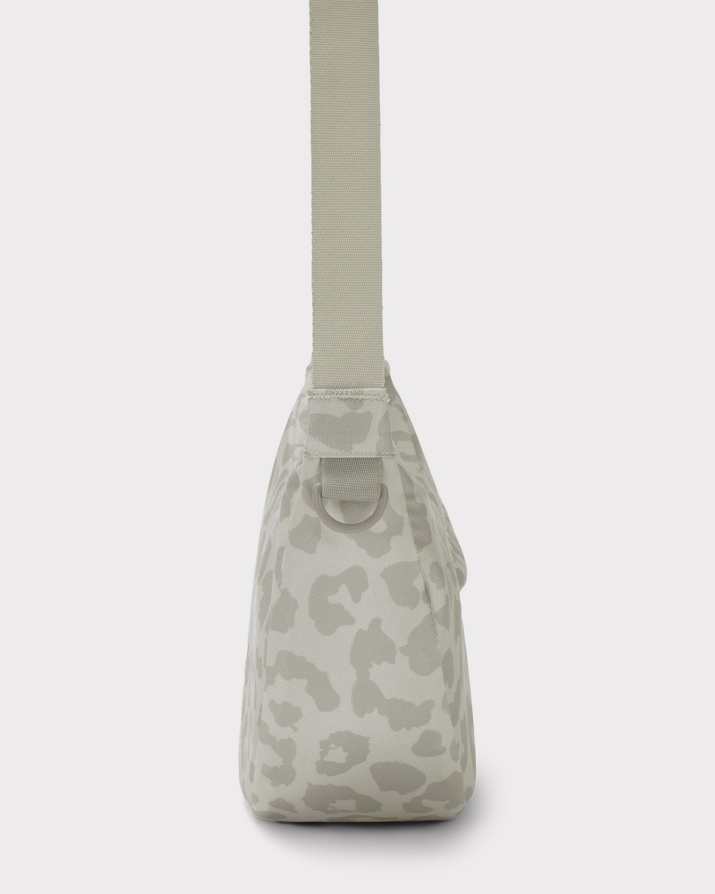 Die Ally Medium Half-Moon-Tasche sorgt für Ordnung bei den täglichen Essentials