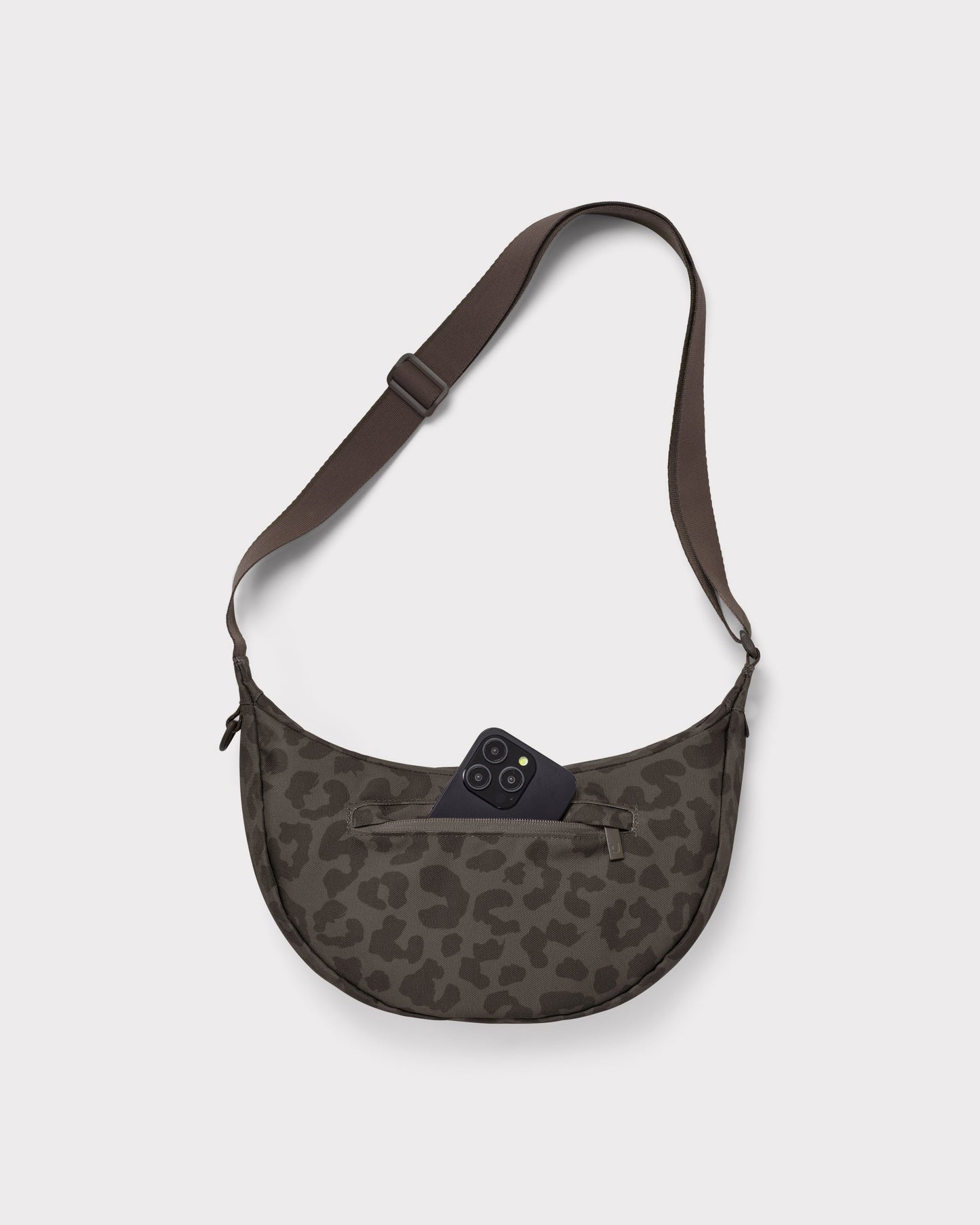 Die Ally Medium Half-Moon-Tasche sorgt für Ordnung bei den täglichen Essentials