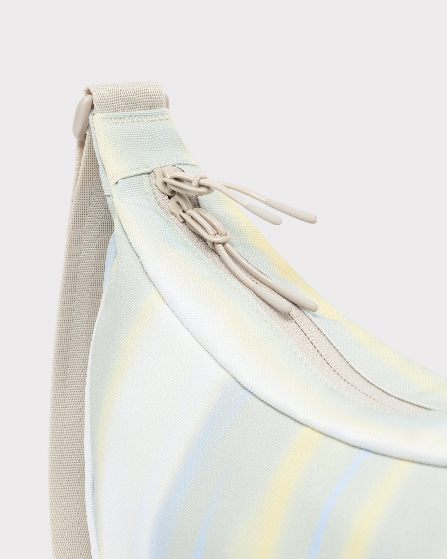 Die Ally Medium Half-Moon-Tasche sorgt für Ordnung bei den täglichen Essentials