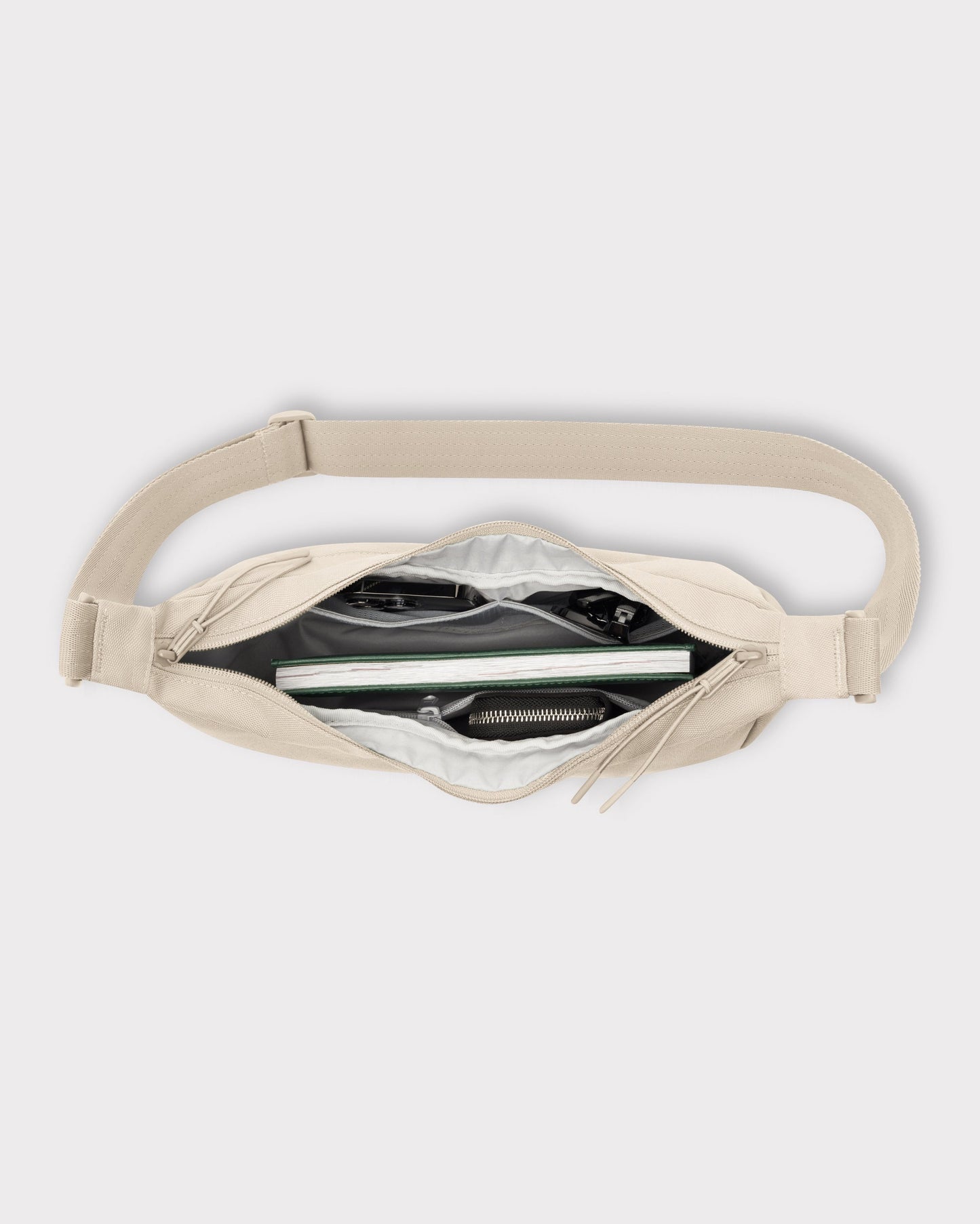 Die Ally Medium Half-Moon-Tasche sorgt für Ordnung bei den täglichen Essentials