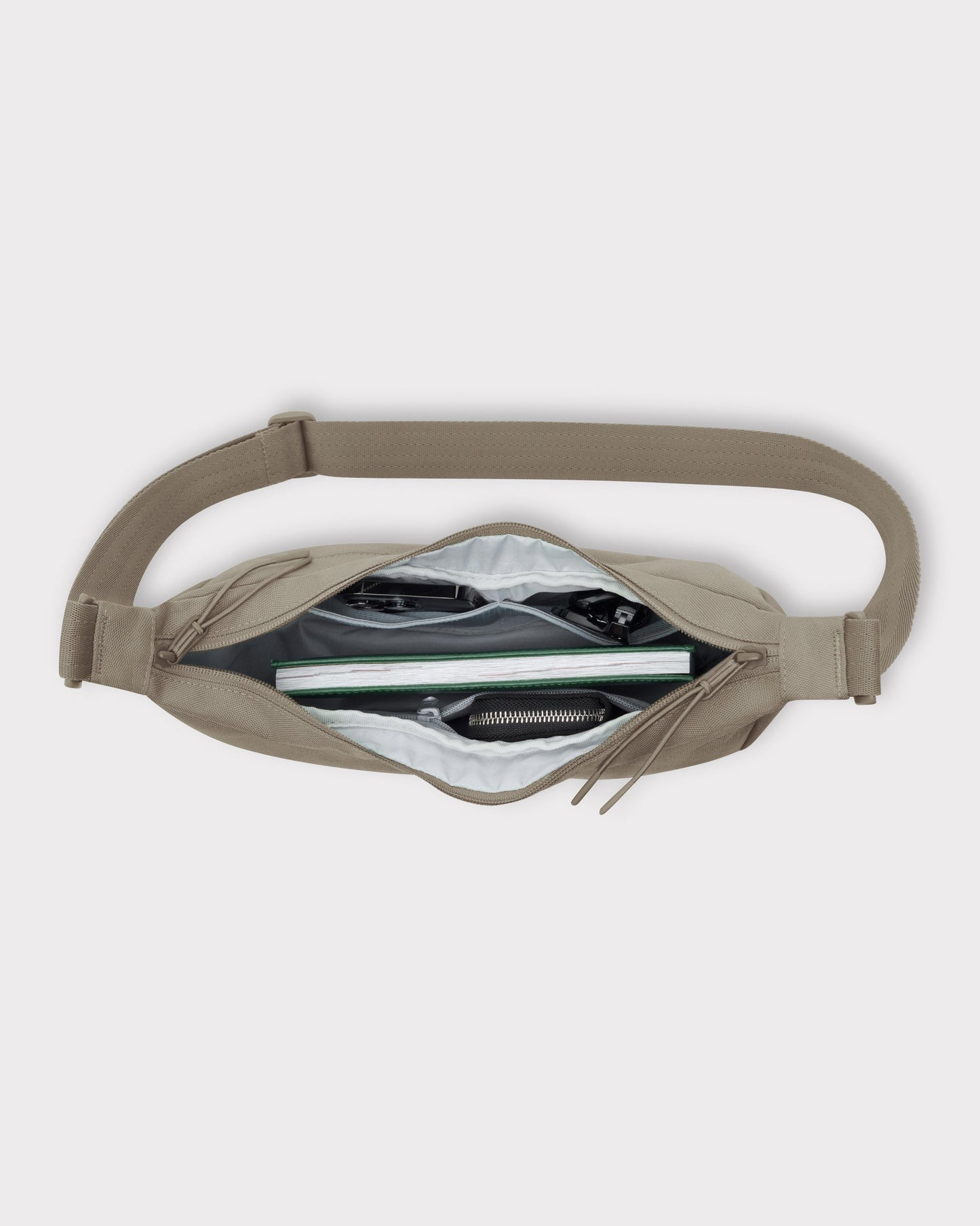 Die Ally Medium Half-Moon-Tasche sorgt für Ordnung bei den täglichen Essentials