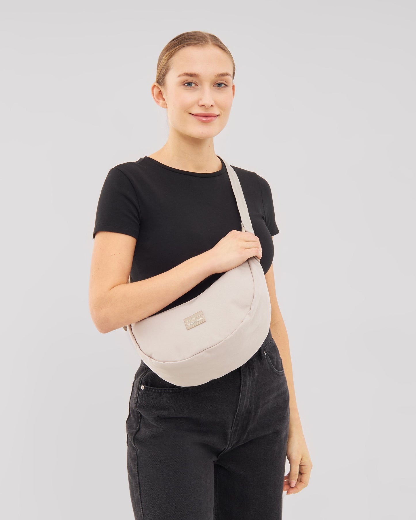 Die Ally Medium Half-Moon-Tasche sorgt für Ordnung bei den täglichen Essentials
