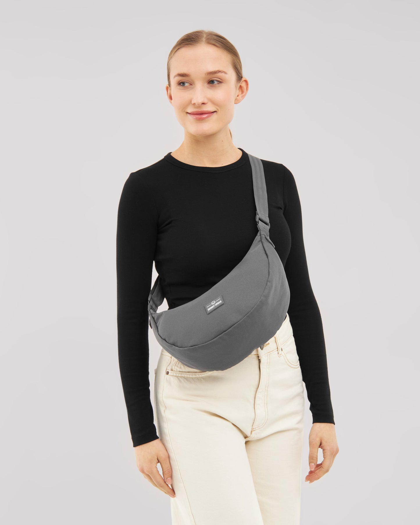 Die Ally Medium Half-Moon-Tasche sorgt für Ordnung bei den täglichen Essentials