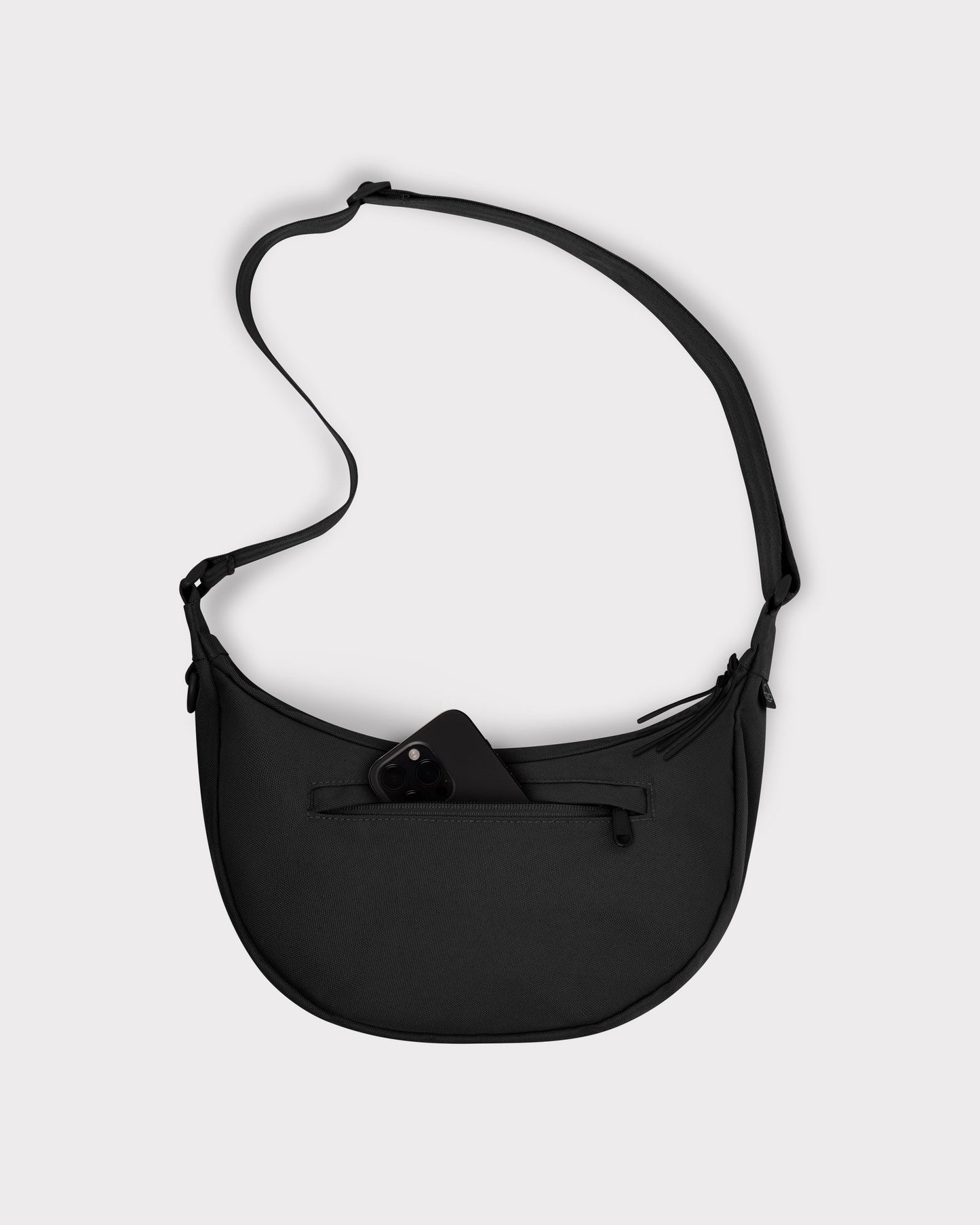 Die Ally Medium Half-Moon-Tasche sorgt für Ordnung bei den täglichen Essentials