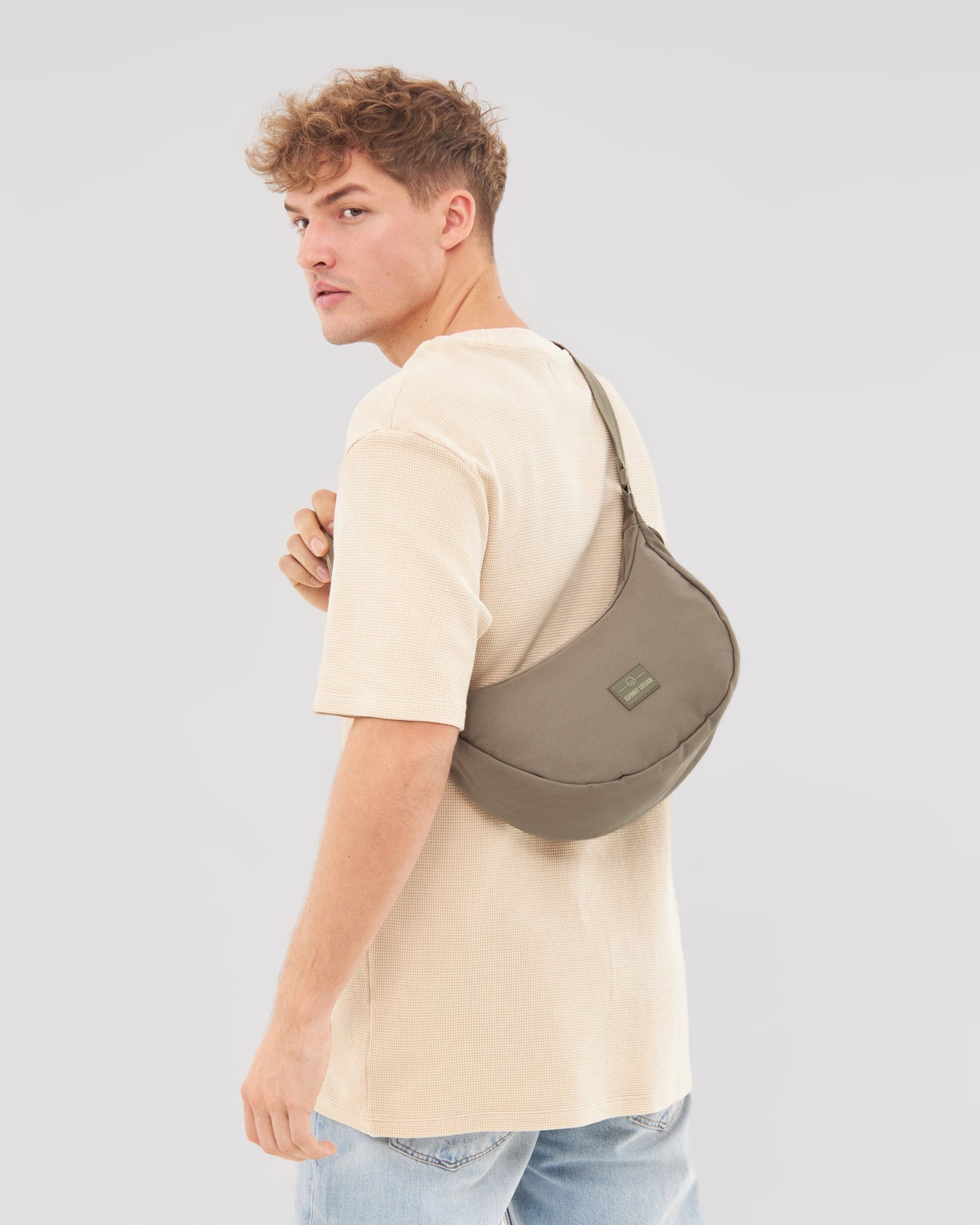 Die Ally Medium Half-Moon-Tasche sorgt für Ordnung bei den täglichen Essentials