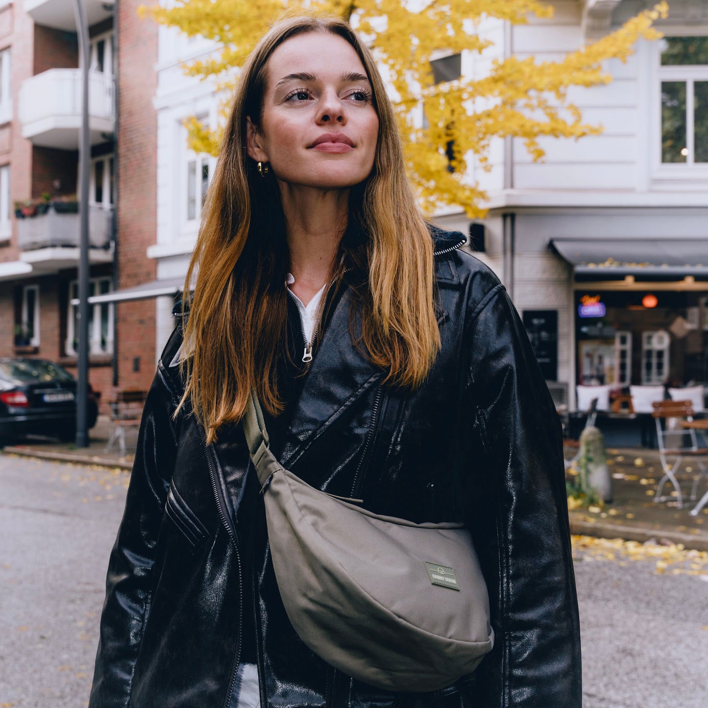 Die Ally Medium Half-Moon-Tasche sorgt für Ordnung bei den täglichen Essentials