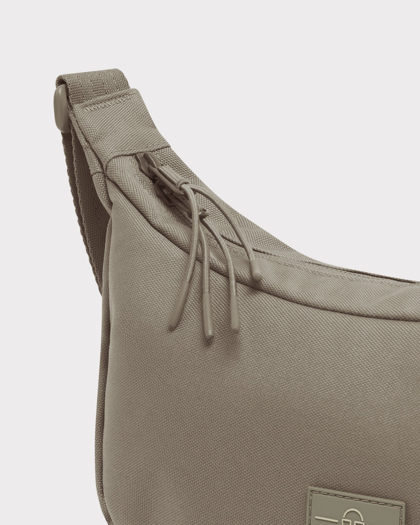 Die Ally Medium Half-Moon-Tasche sorgt für Ordnung bei den täglichen Essentials