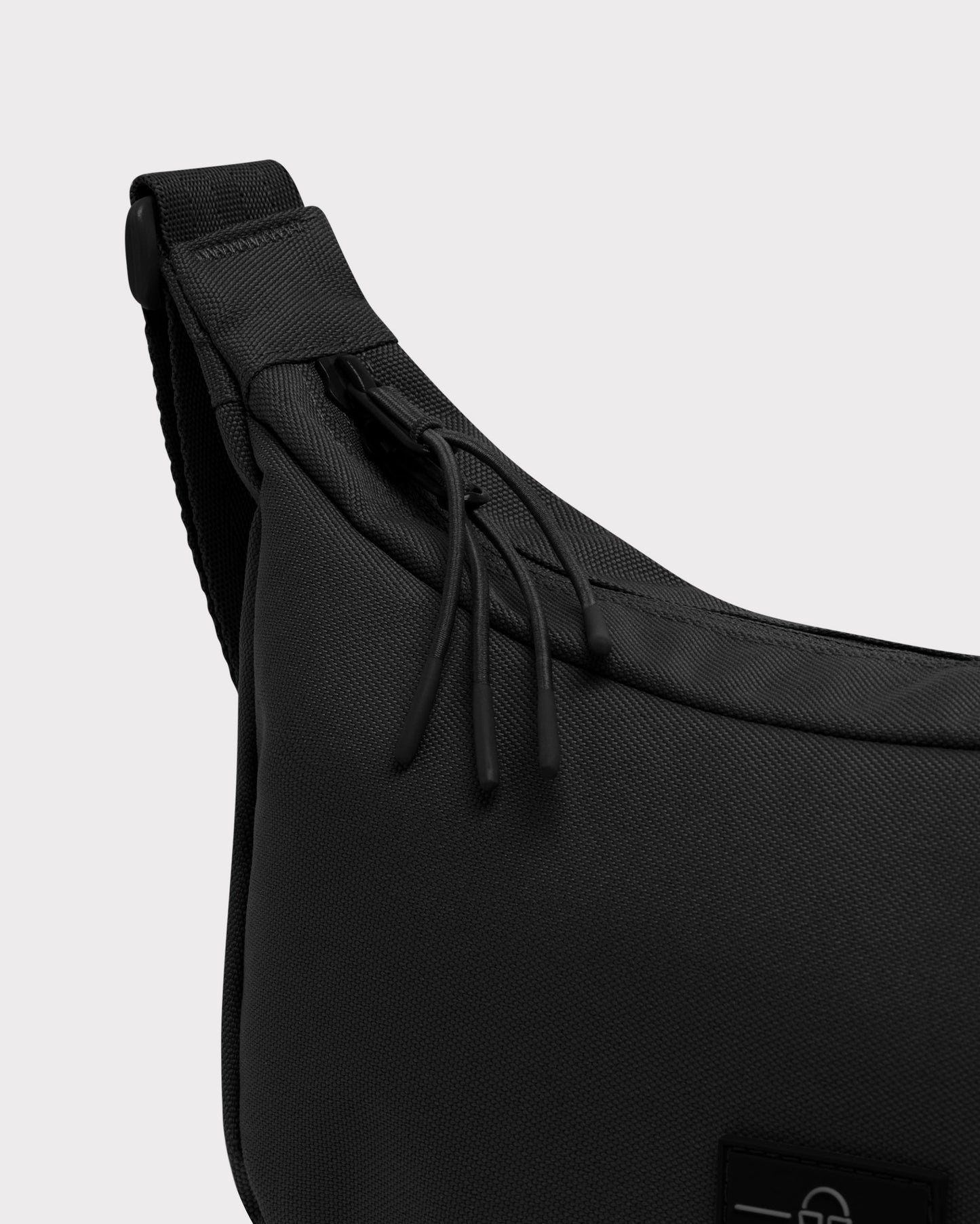 Die Ally Medium Half-Moon-Tasche sorgt für Ordnung bei den täglichen Essentials
