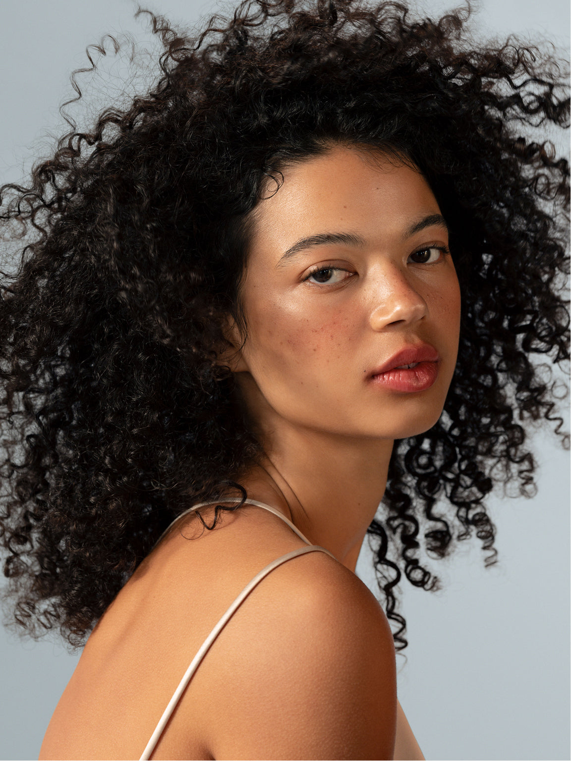 Frizzora™ – Leave-In Serum für geschmeidiges, frizzfreies Haar
