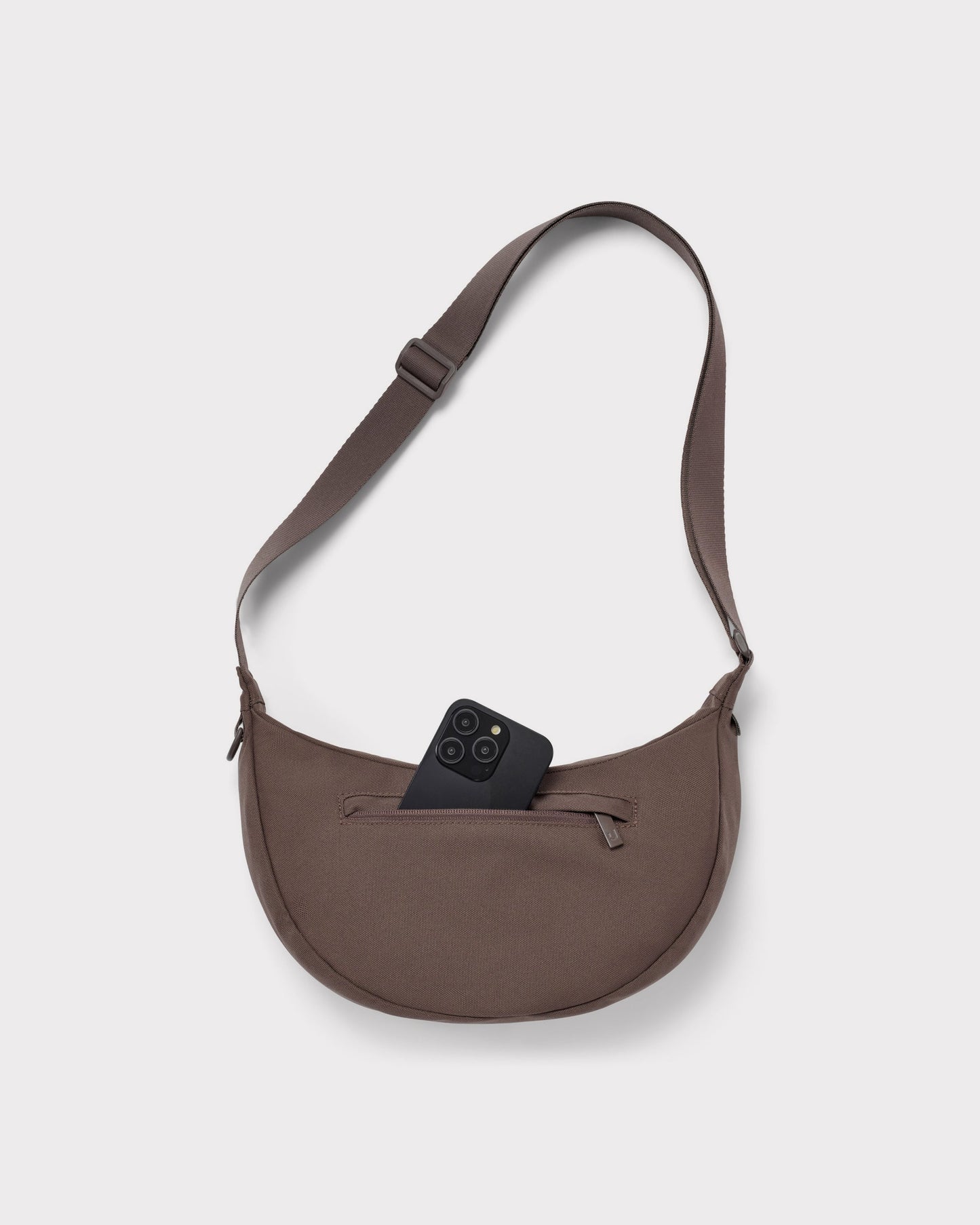 Die Ally Medium Half-Moon-Tasche sorgt für Ordnung bei den täglichen Essentials
