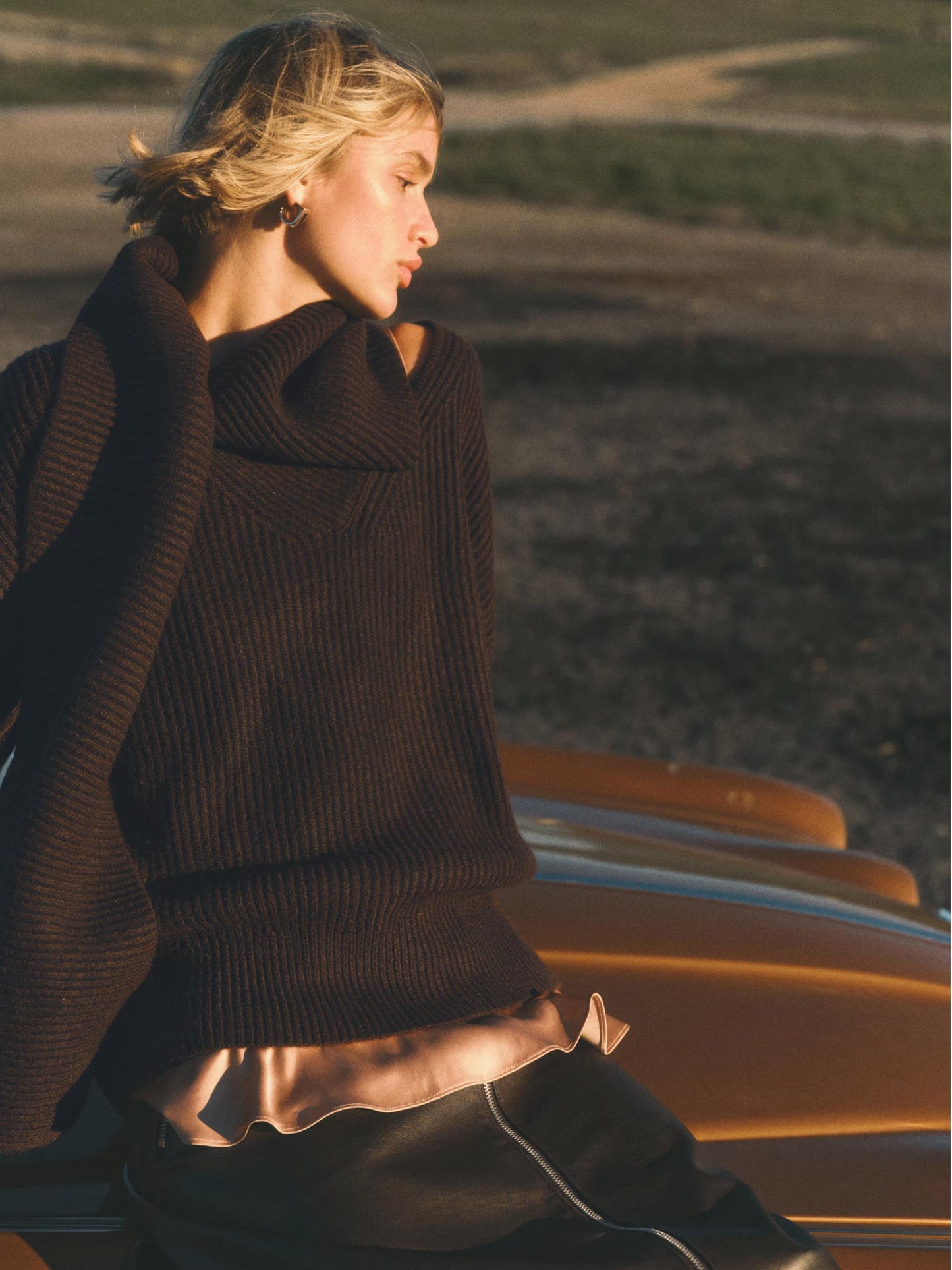 Locker geschnittener Rippstrick-Pullover mit Schal-Kragen