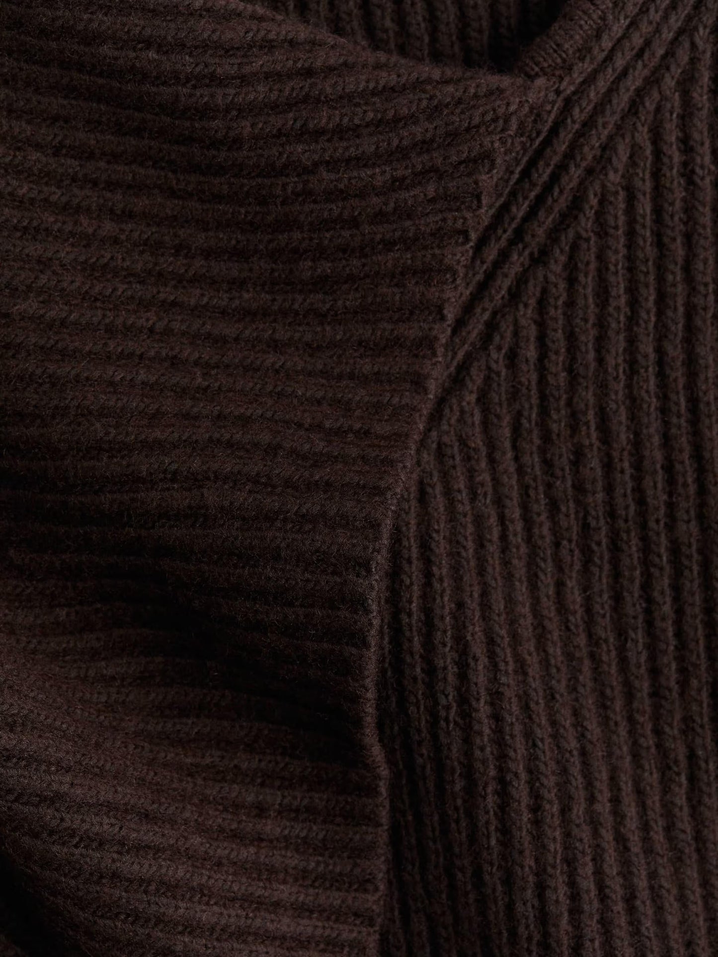 Locker geschnittener Rippstrick-Pullover mit Schal-Kragen