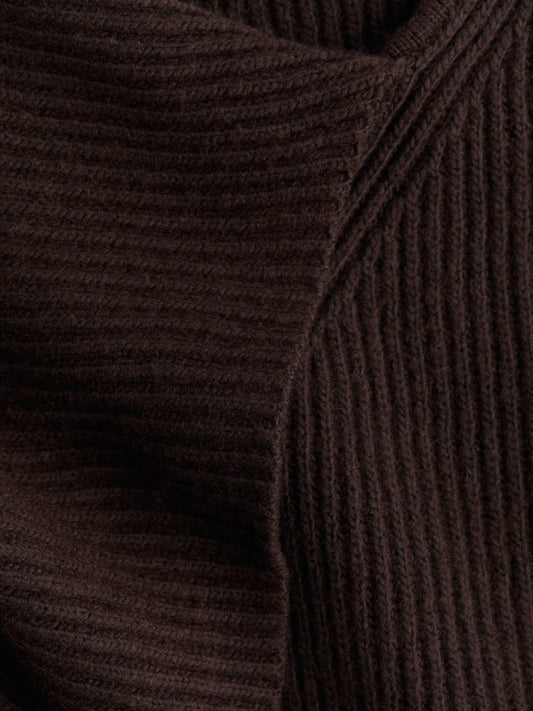 Locker geschnittener Rippstrick-Pullover mit Schal-Kragen